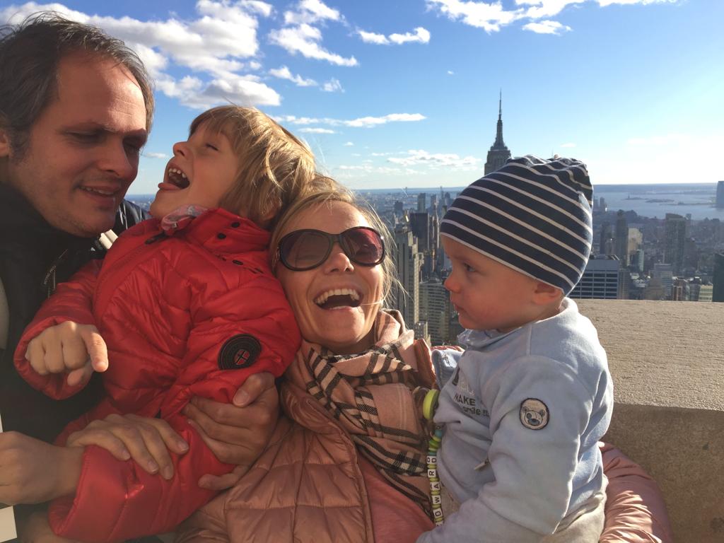 Familie vor dem Empire State Building in New York