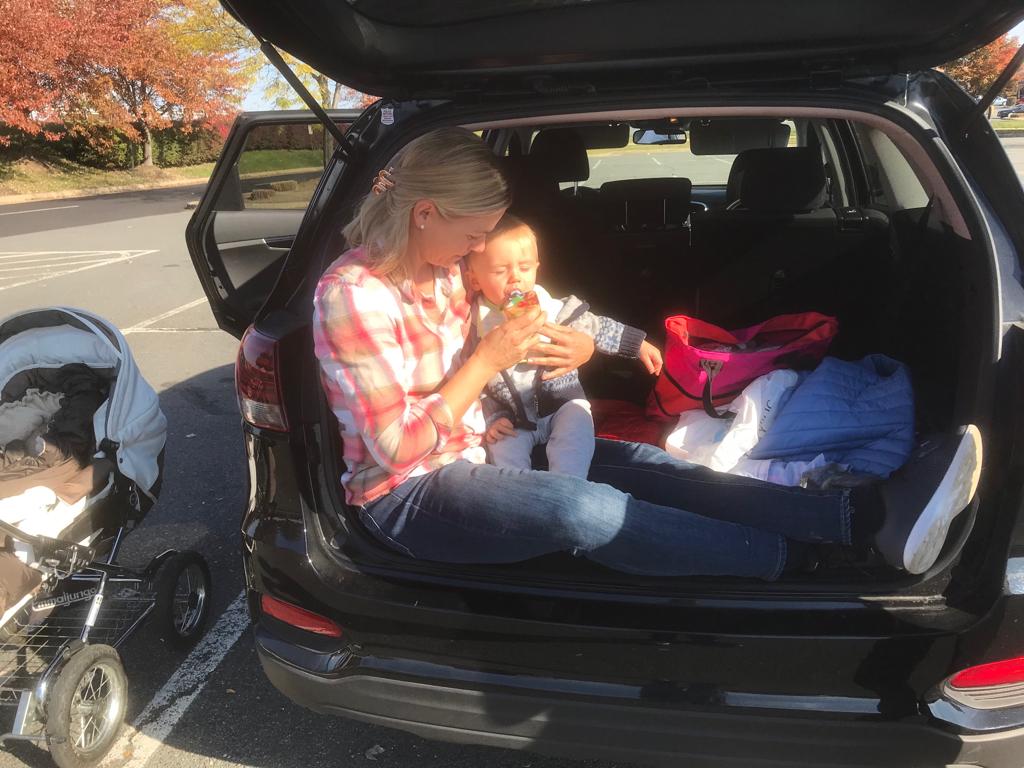 Kind und Mutter im Auto