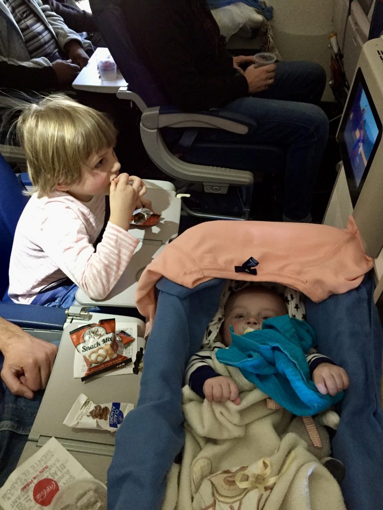 Baby schläft im Flugzeug 