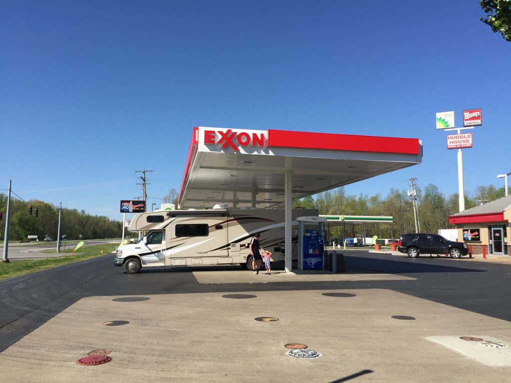 Ein Wohnmobil beine einer Neuwagenüberführung an einer Tankstelle in den USA