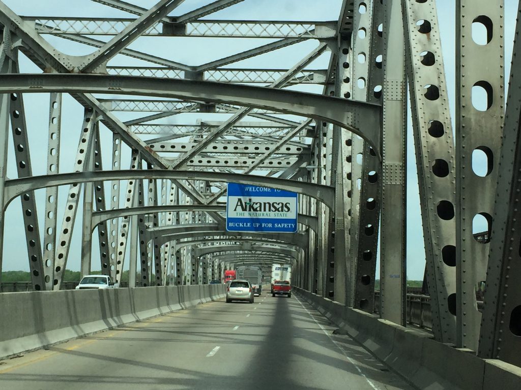 Eine Brücke nach Arkansas bei der Wohnmobil Neuwagenüberführung in den USA