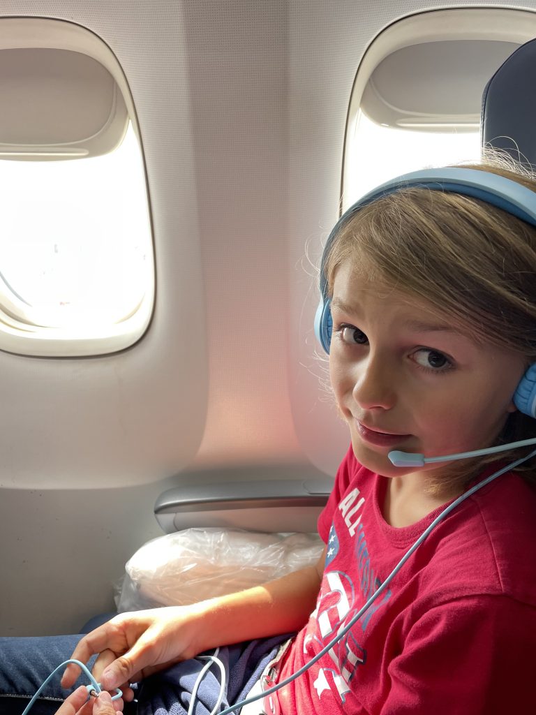Ein Kind im Flugzeug auf dem Weg in die USA
