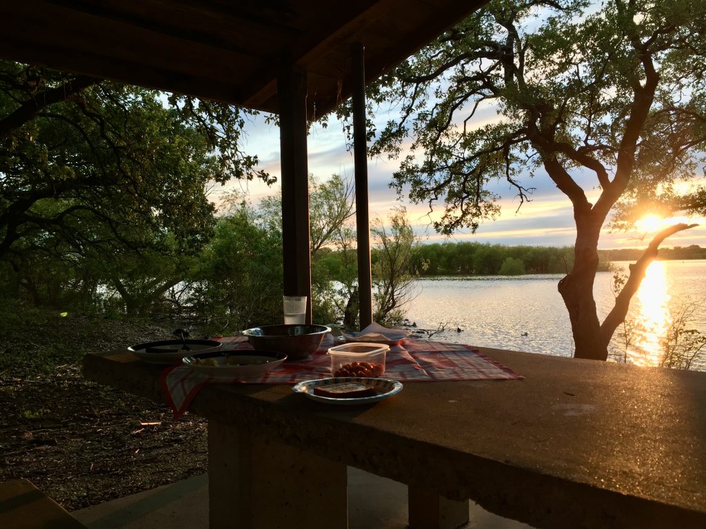Ein Tisch und Sonnenuntergang 