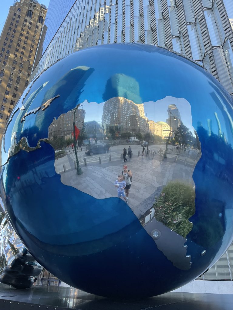 Eine spiegelnde Skulptur vor dem World Trade Center in New York 