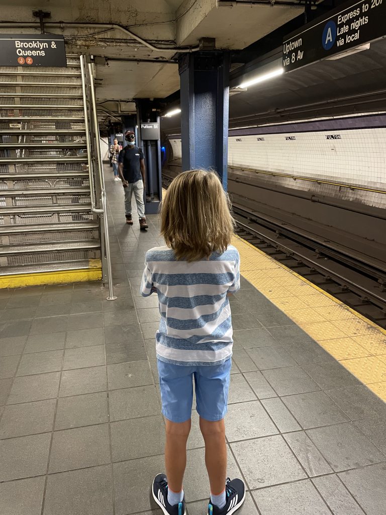 Ein Junge an einer U-Bahn Station