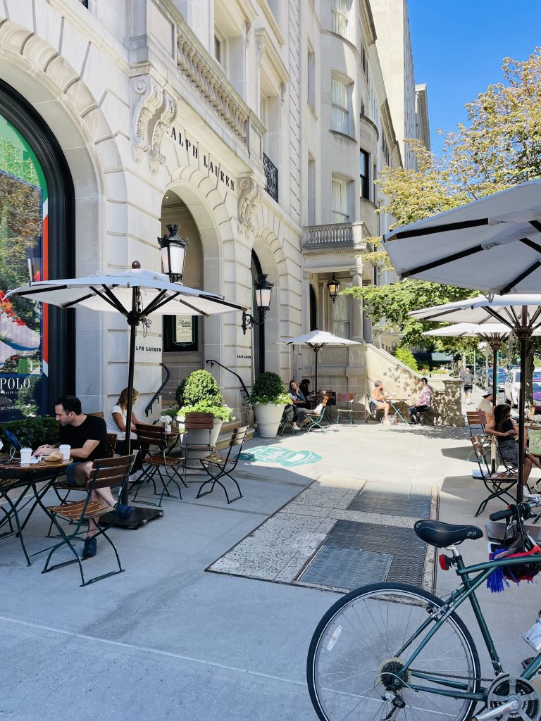 Ein Straßencafé mit Sonnenschirmen