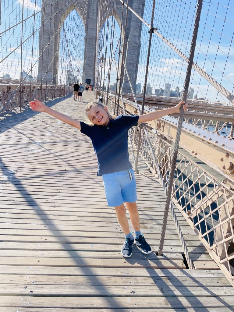 Ein Junge auf der Brooklyn Bridge