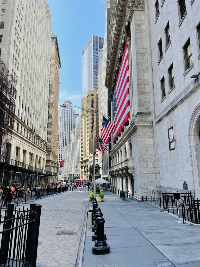 Die Wall Street mit New York Stock Exchange