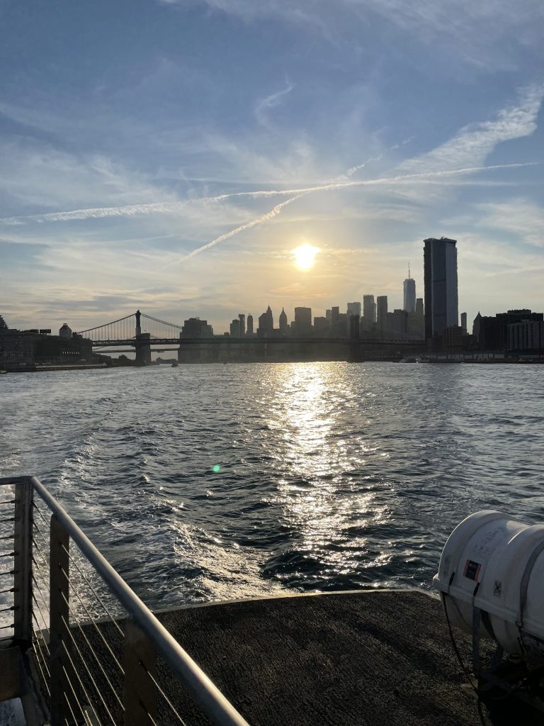 Manhattan vom Wasser aus im Sonnenuntergang 