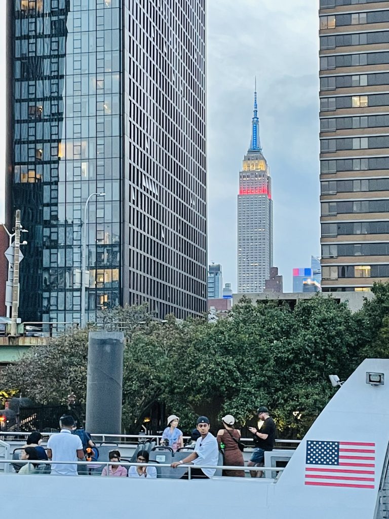 Das Empire State Building beleuchtet