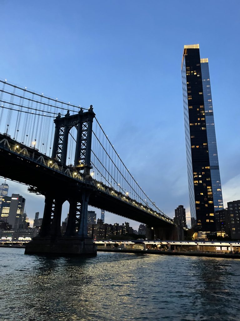 Die Manhattan Bridge im Dunkeln