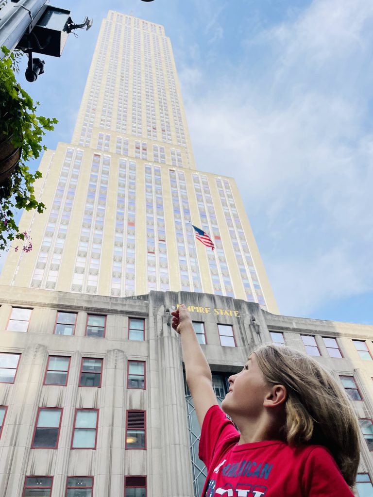 Ein Kind vorm Empire State Building