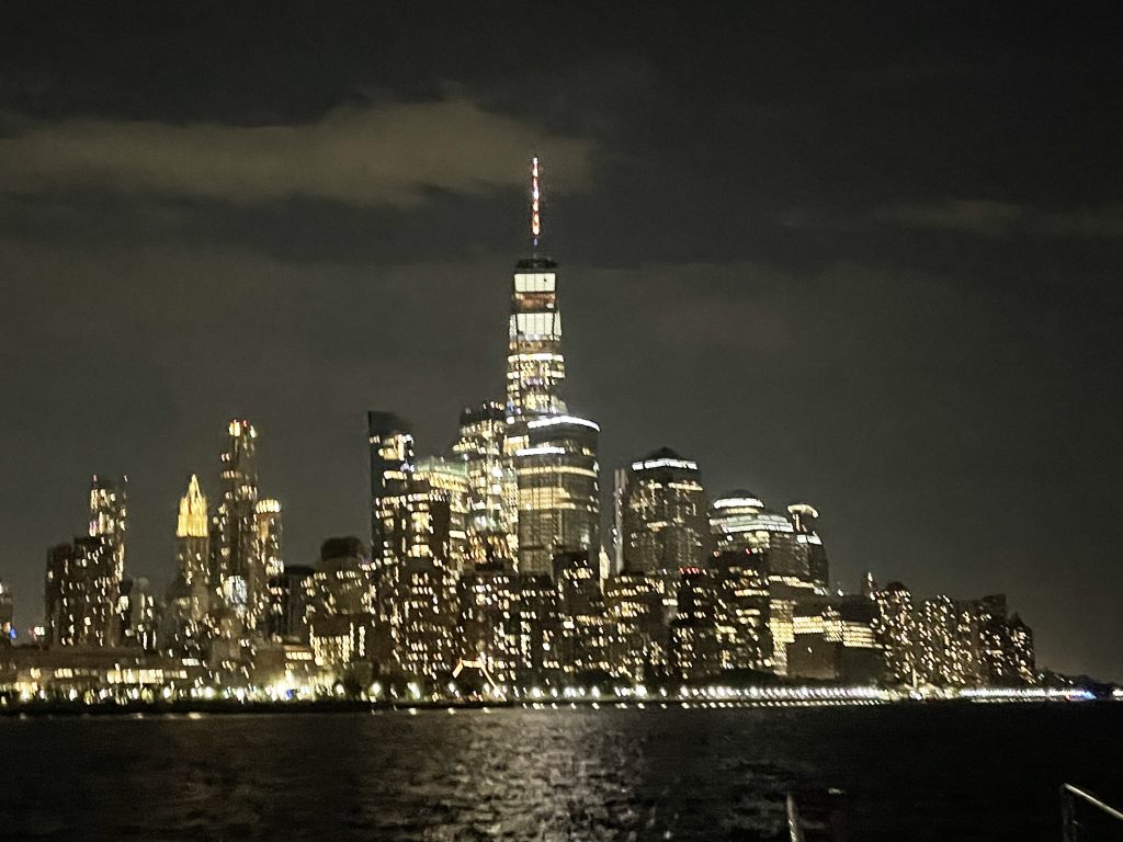 New York Skyline bei Dunkelheit 
