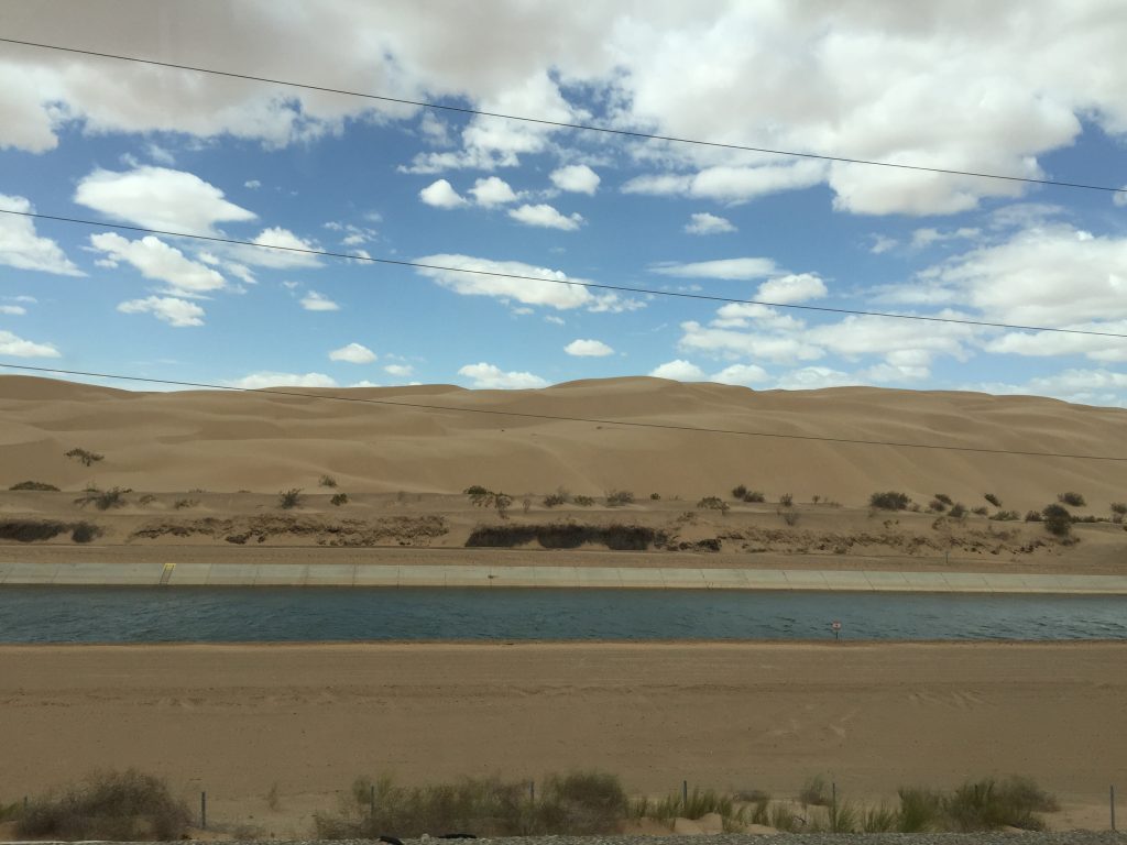 Karge Wüste und eine Straße