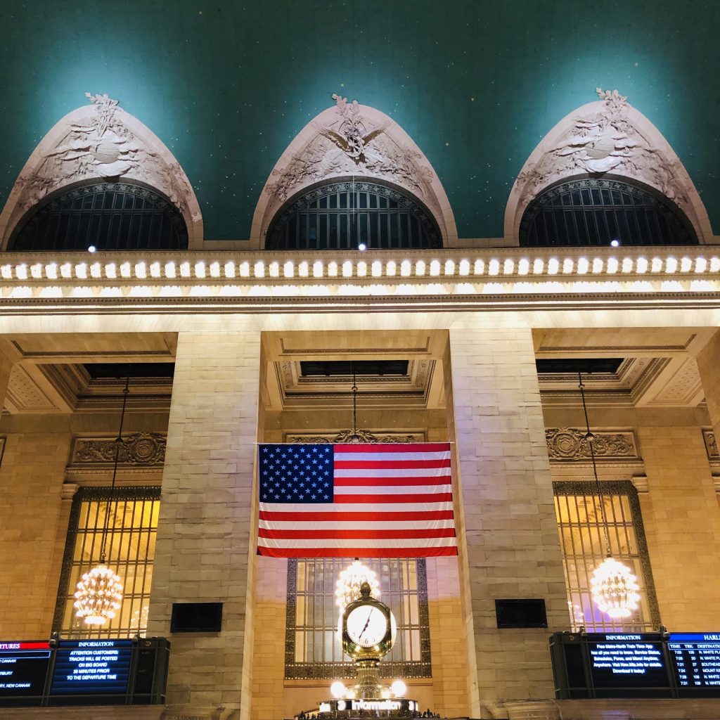 Eine amerikanische Flagge in der Grand Central Station