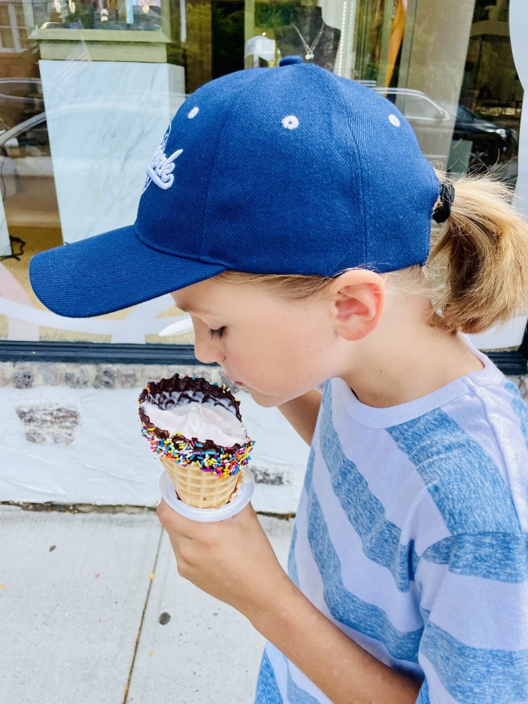 USA aus Kindersicht Ein Kind isst ein Eis