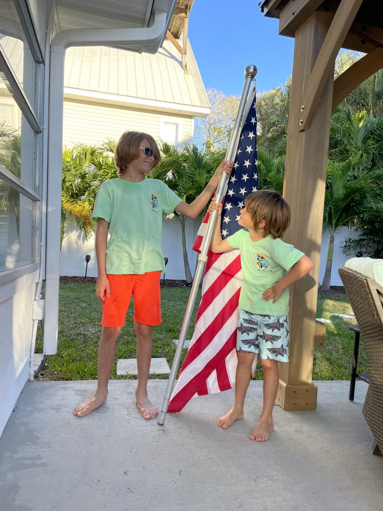 Zwei Jungs mit Amerika Flagge