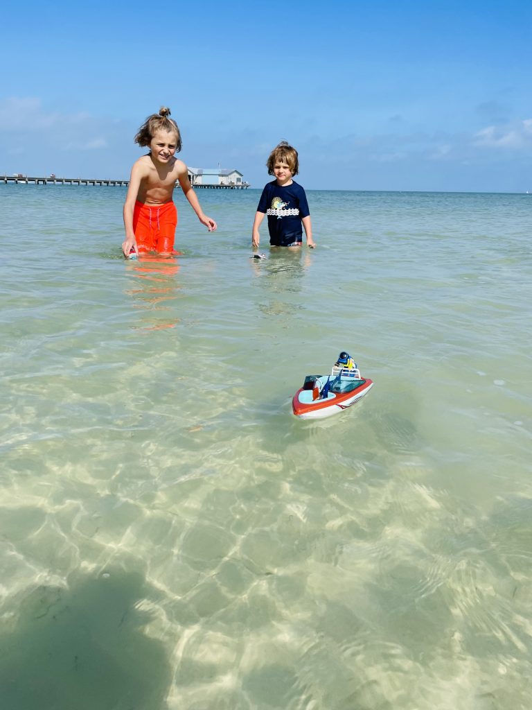Zwei Kinder spielen im Meer