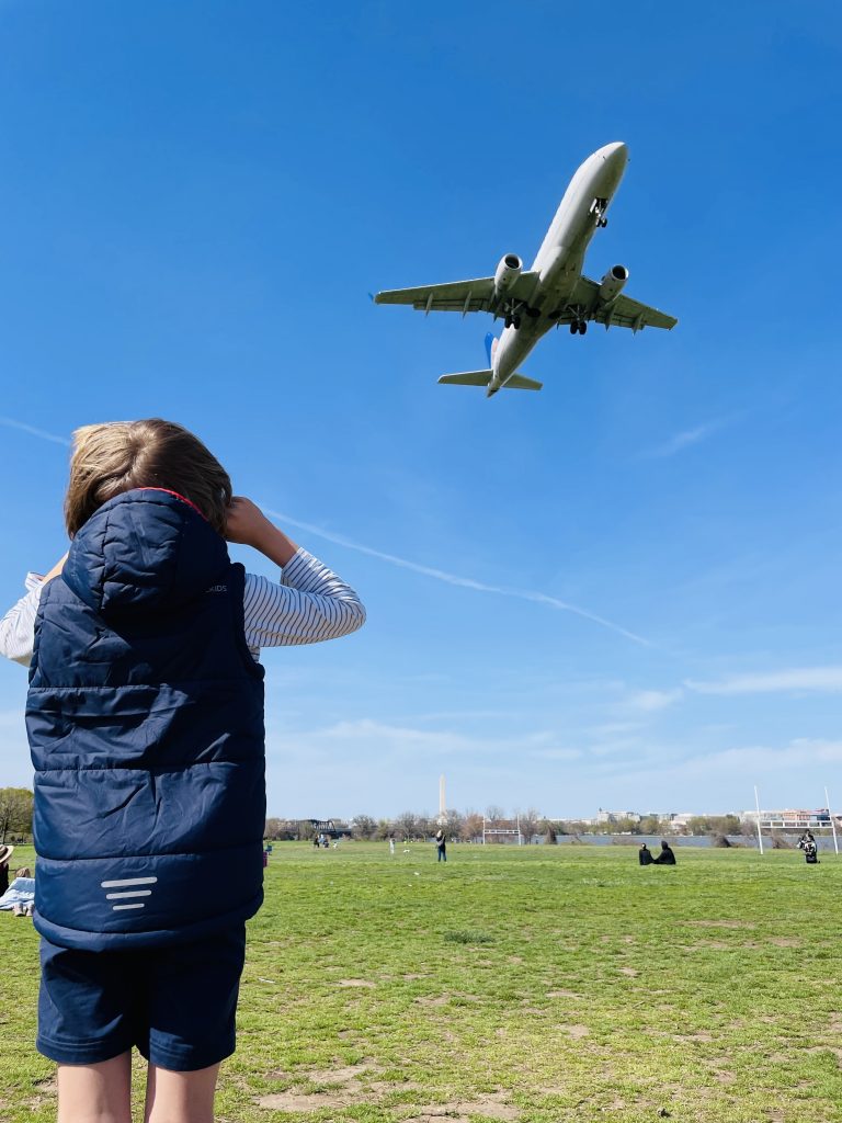 Ein Kind beobachtet ein Flugzeug in den USA
