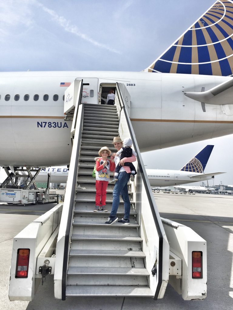 Mutter und Baby fliegen in die USA