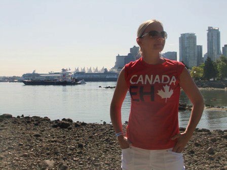 Frau vor Vancouver Skyline